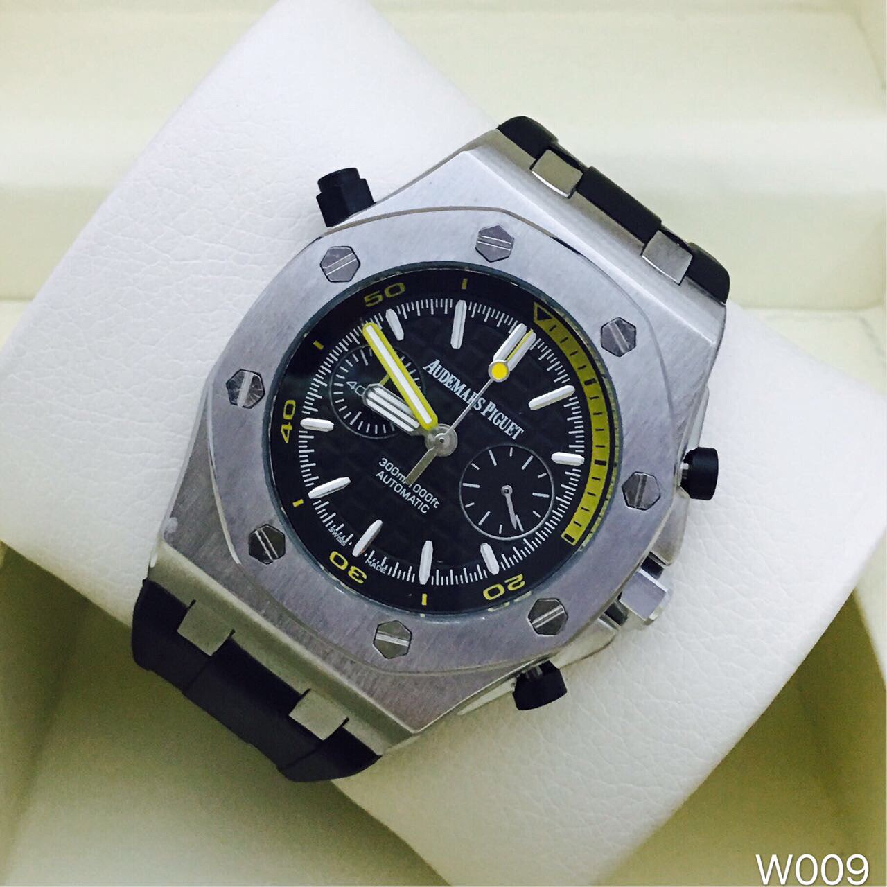 Audemars Piguet - Royal Oak Offshore Diver Chronograph Quartz (0096)