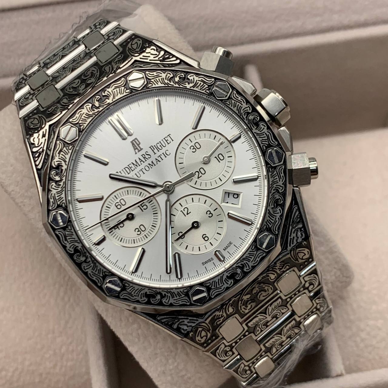 Audemars Piguet - Royal Oak Chronograph Engraving (0044.1)