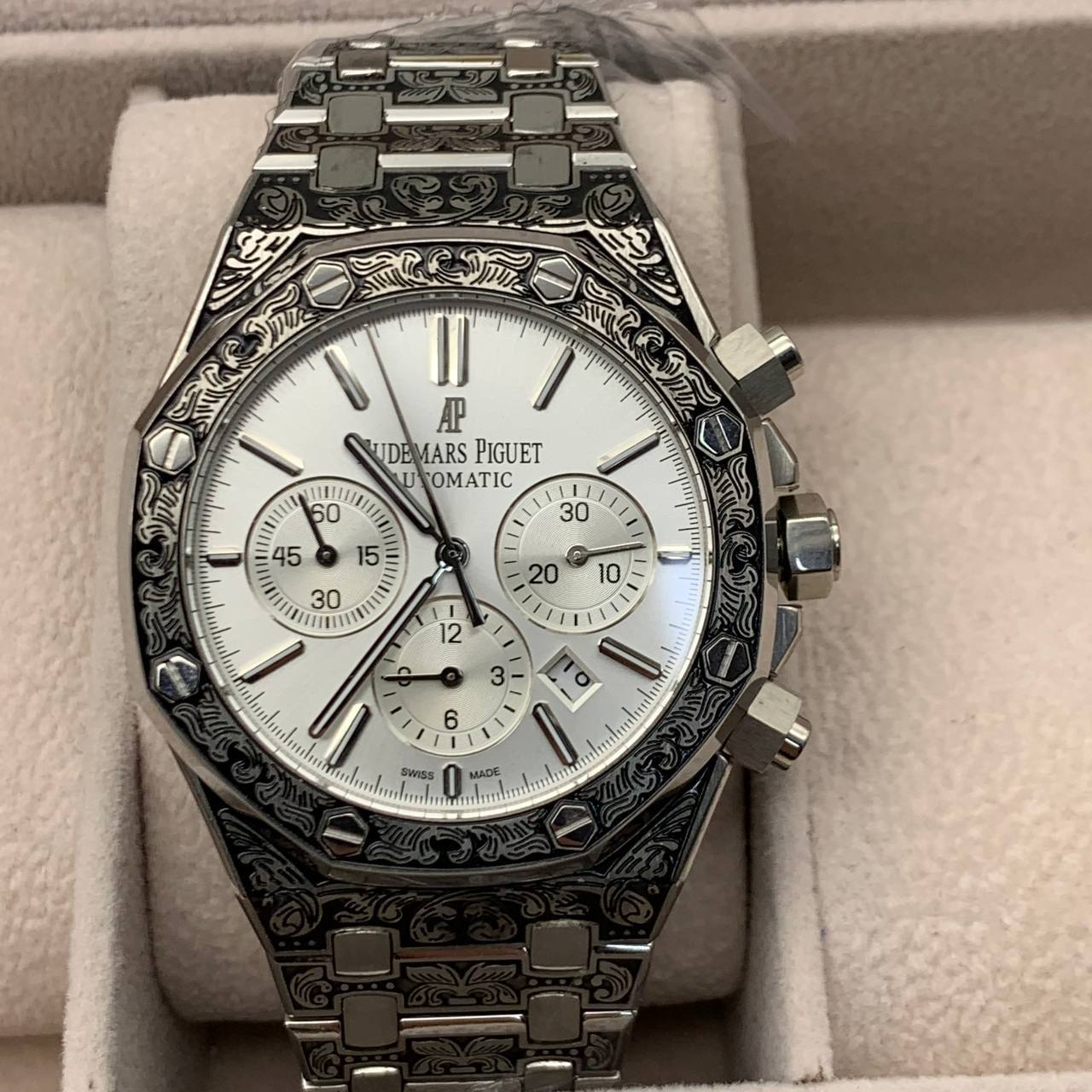 Audemars Piguet - Royal Oak Chronograph Engraving (0044.1)