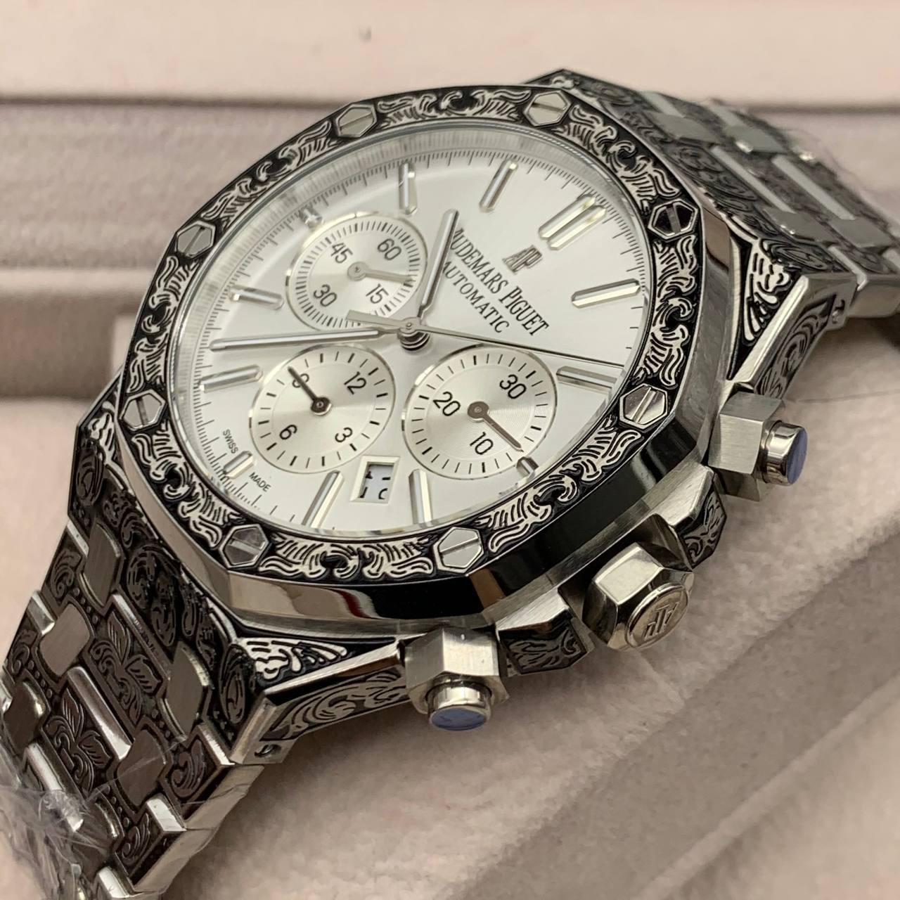 Audemars Piguet - Royal Oak Chronograph Engraving (0044.1)